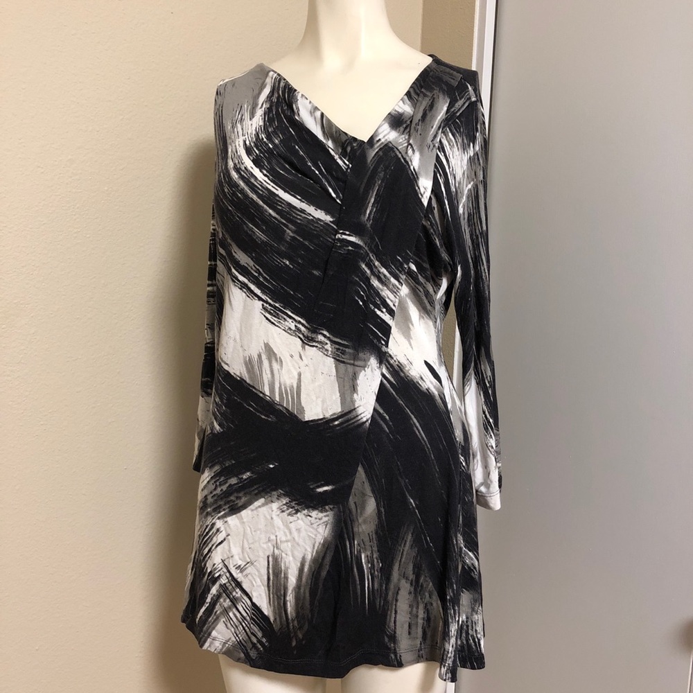 Ebby abstract black and white print blouse sz M